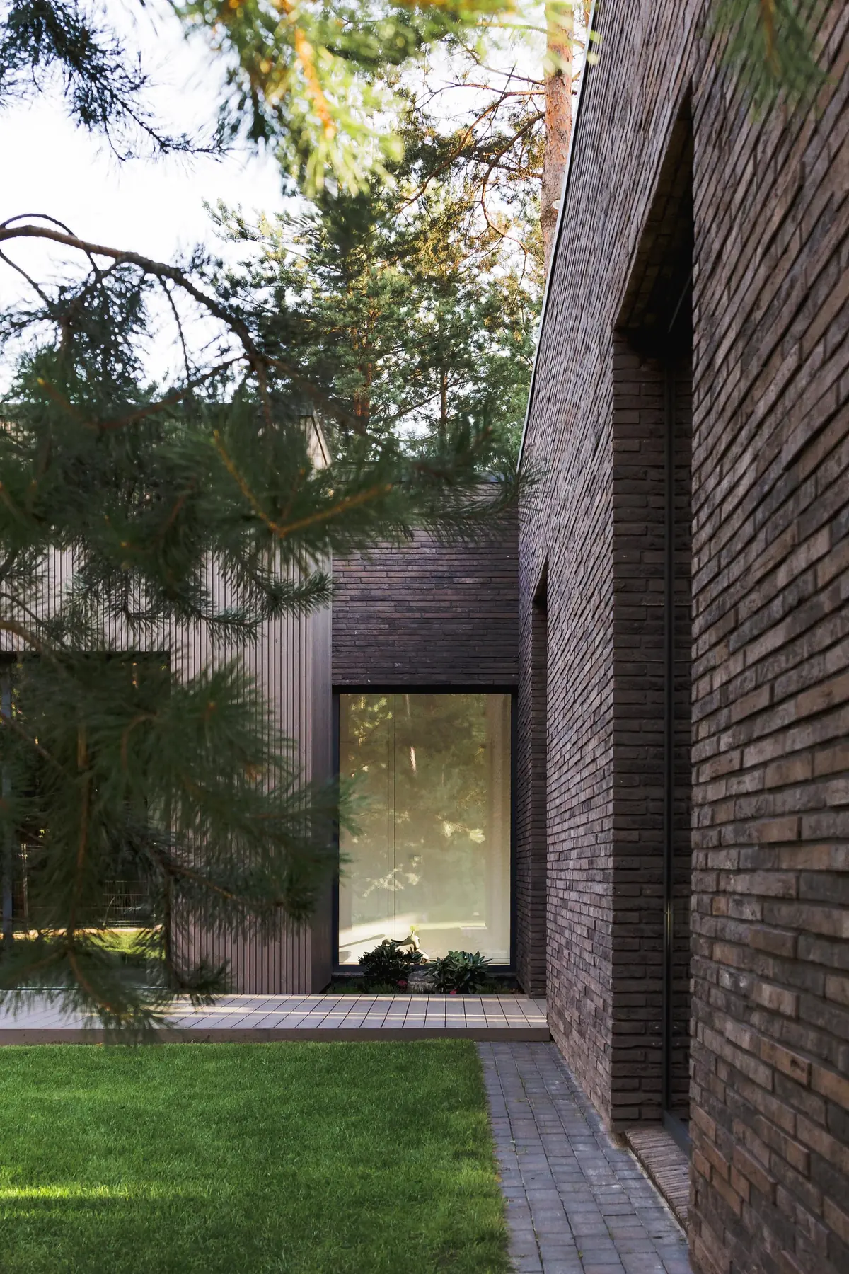 NEBRAU architektų namo klinkerio fasado ir stiklo jungtis