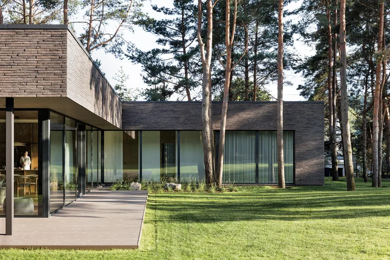 NEBRAU architektų suprojektuotas namas su ilgo formato klinkerio fasadu