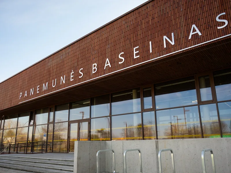 Panemunės baseino vertikalaus klinkerio fasadas Kaune