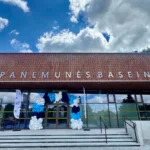 Panemunės baseino pastatas Kaune su vertikalaus klinkerio fasadu